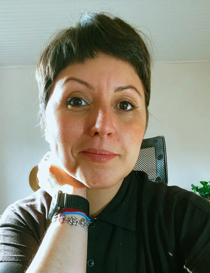 Ju Medeiros com a mão no queixo, olhando para a câmera